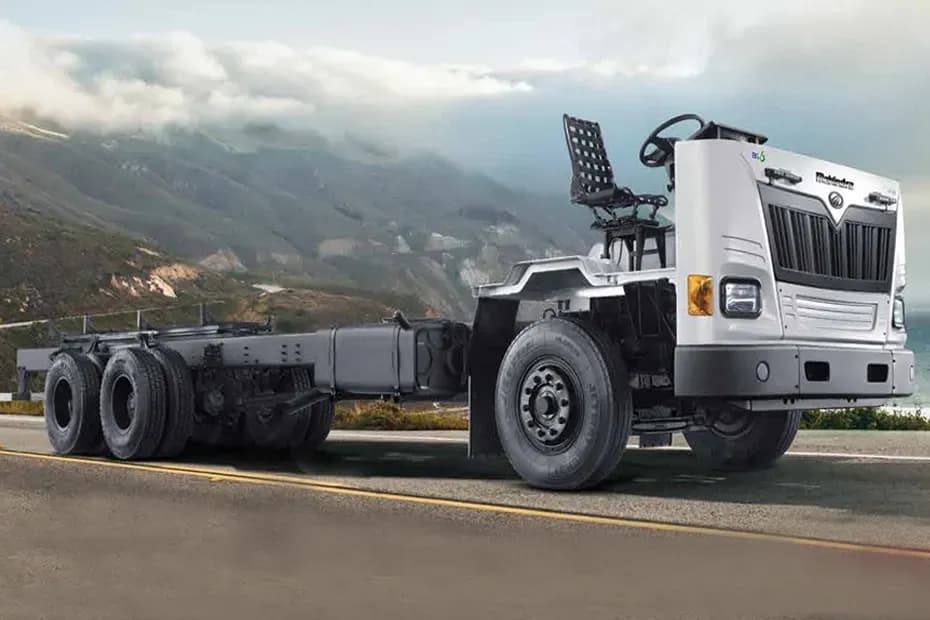 Mahindra Cowl 28 BS6 Right Front Three Quarter