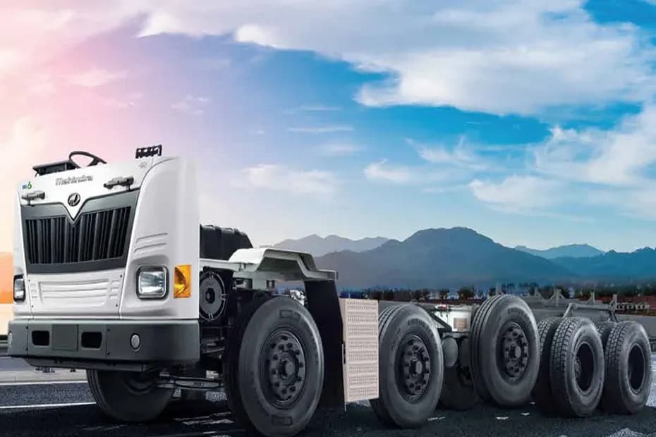 Mahindra Cowl 42T Left Front Three Quarter