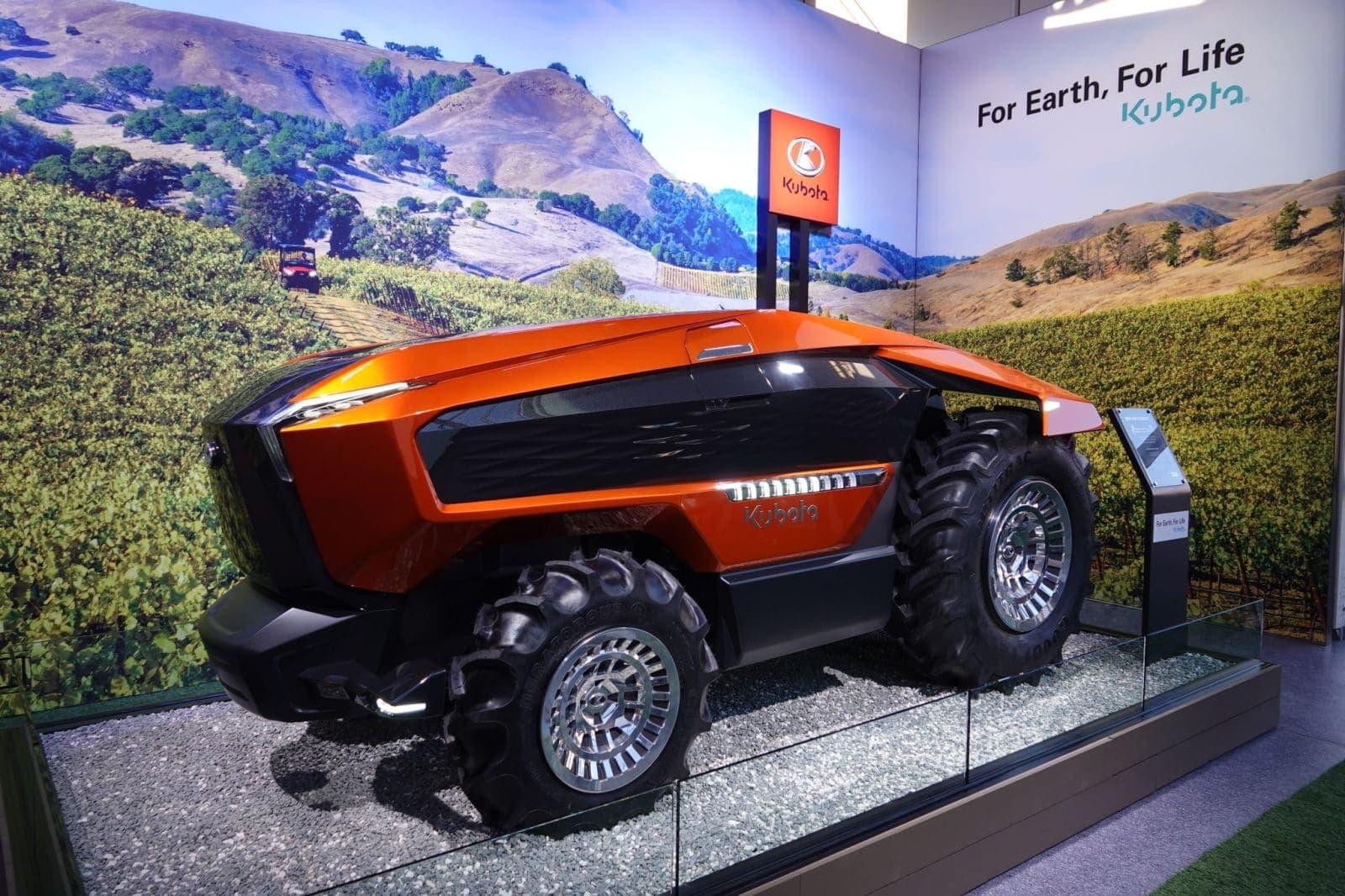 kubota_electric_tractor_e7f25abe06.jpeg
