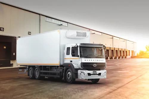 BharatBenz 2826R Right Front Three Quarter