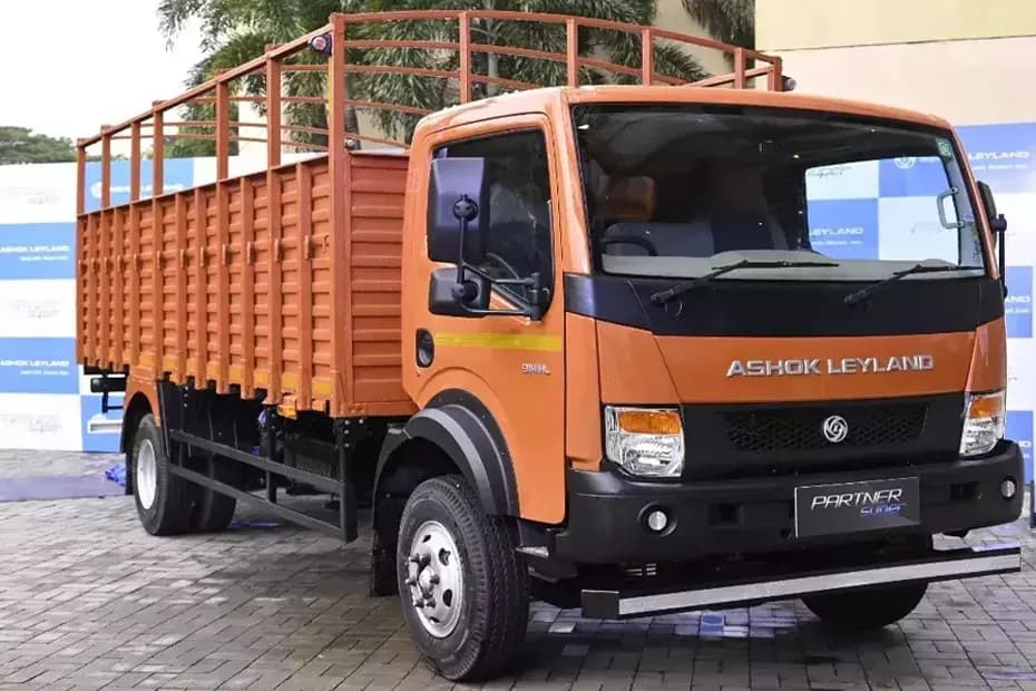 Ashok Leyland Partner Super 914 Front Right Side