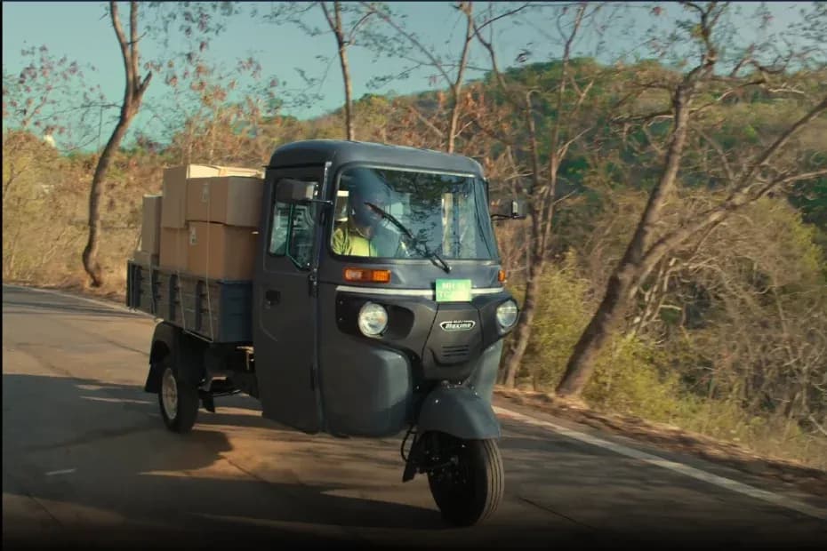 Bajaj Maxima Cargo E Tec 9.0 Front Right Side