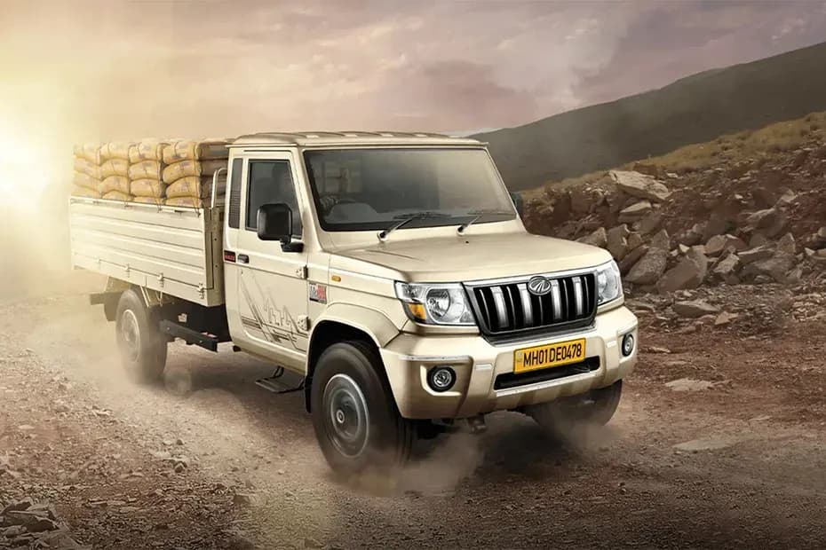 Mahindra Bolero Maxx Pik-Up HD Gold Front Right Side