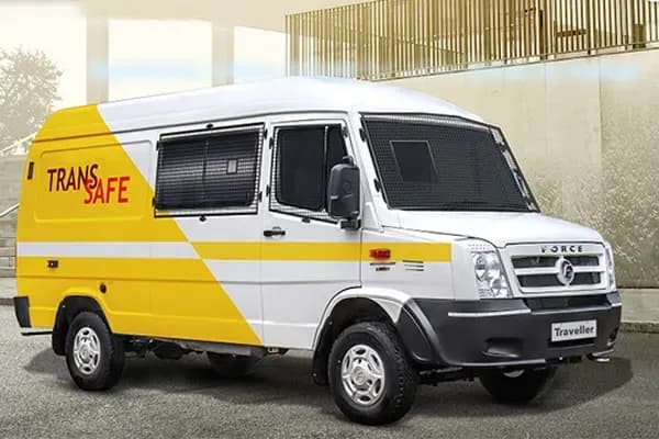 फोर्स ट्रैवलर कैश वैन