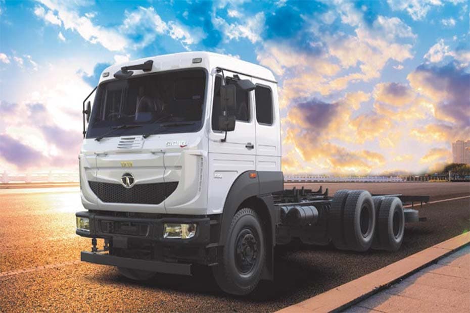 Tata Signa 3118.T Left Front Three Quarter