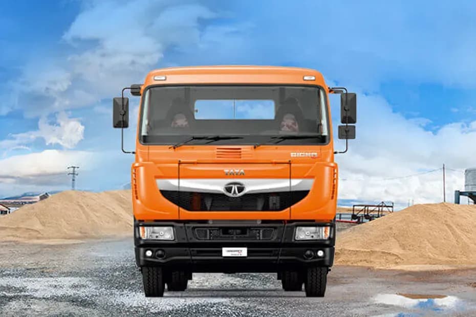 Tata Signa 5523.S Front View
