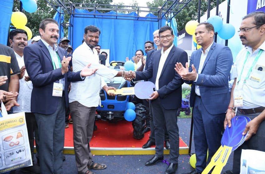 Mr.-Raunak-Varma-Managing-Director-and-Country-Head-CNH-Industrial-India-SAARC-handing-over-the-keys-of-newly-launched-SIMBA-30-tractor-to-a-customer-850x560.jpg
