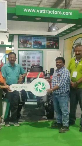 <p>VST ने AGRI INTEX 2023 में अत्याधुनिक फीचर्स के साथ VST 929DI EGT ट्रैक्टर का अनावरण किया</p> <p>VST ने AGRI INTEX 2023 में अत्याधुनिक फीचर्स के साथ VST 929DI EGT ट्रैक्टर का अनावरण किया</p>