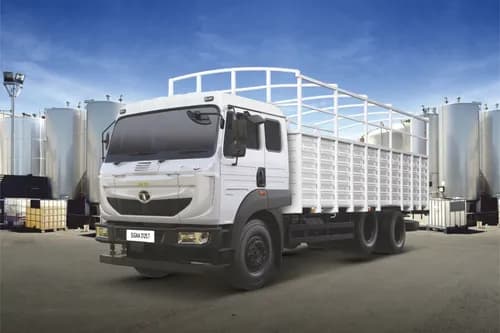 Tata Signa 3125.T Front Left Side Tata Signa 3125.T Front Left Side