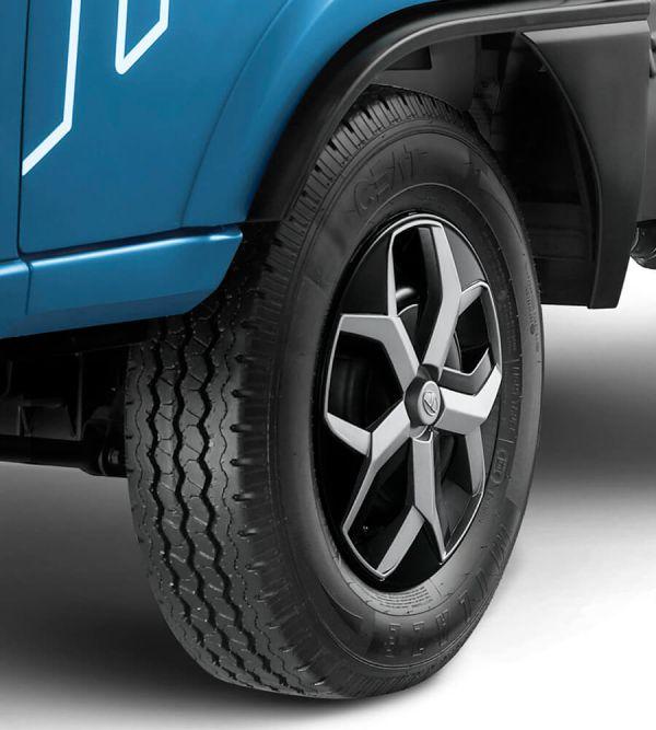 tata-intra-v30 tyre (1).jpg
