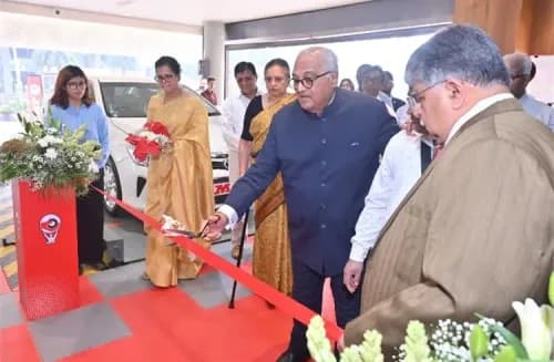 ముంబైలో కొత్త టైర్డ్రోమ్ షోరూమ్ మరియు సర్వీస్ సెంటర్ను ప్రారంభించిన ఎంఆర్ఎఫ్ MRF Launches New Tyredrome Showroom and Service Center in Mumbai