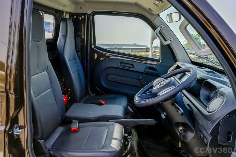 Walkthrough cabin with dashboard mounted gear lever Walkthrough cabin with dashboard mounted gear lever