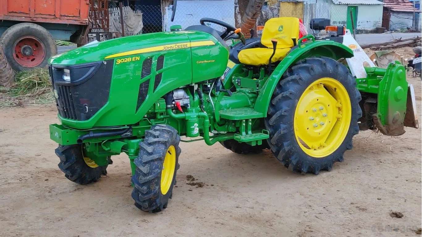 John Deere 3028 EN: Compact 28 HP Tractor for Orchards and Narrow Farms John Deere 3028 EN: Compact 28 HP Tractor for Orchards and Narrow Farms