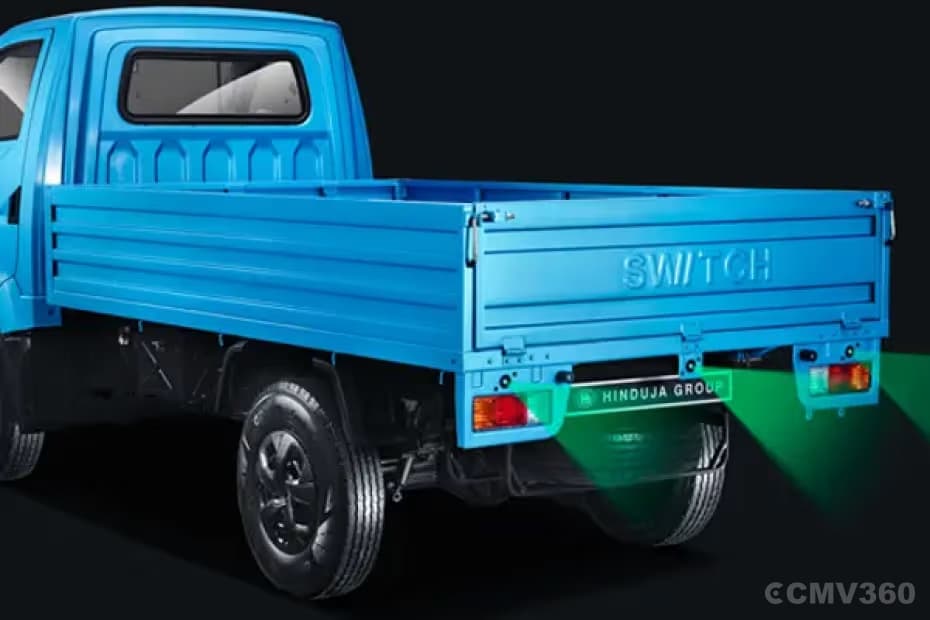 Reverse Parking Alert for Safer & Easier Maneuvering Reverse Parking Alert for Safer & Easier Maneuvering