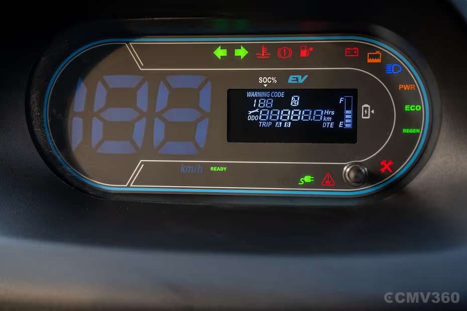 Digital instrument cluster with key driving stats Digital instrument cluster with key driving stats
