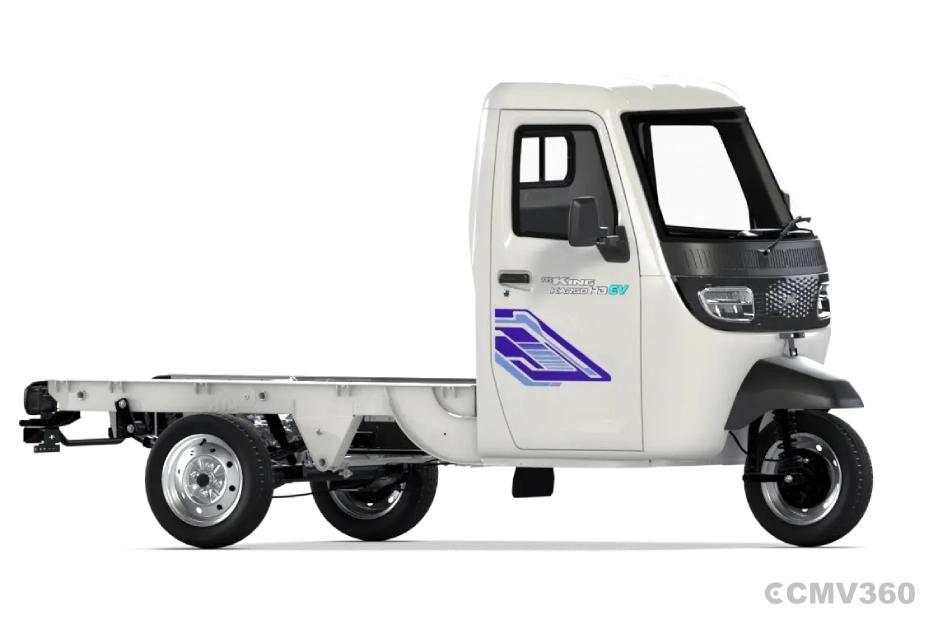 TVS King Kargo HD EV Pristine White CBC Right Front Three Quarter TVS King Kargo HD EV Pristine White CBC Right Front Three Quarter