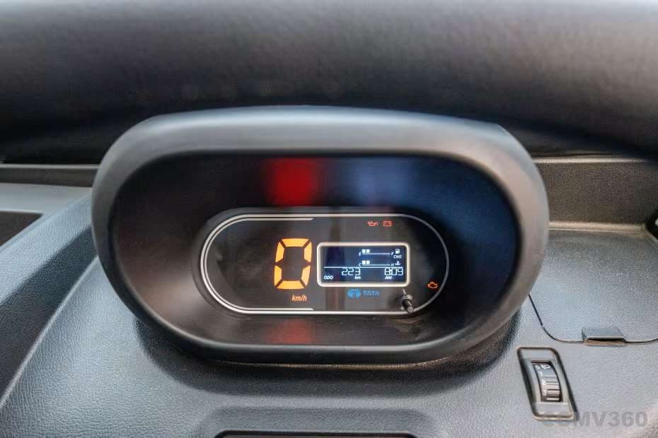 Digital instrument cluster with real-time data Digital instrument cluster with real-time data