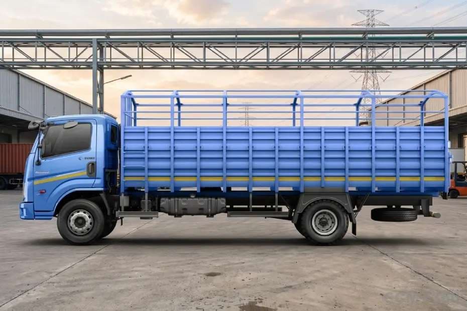 11,449 kg GVW with 14.2 ft cargo body 11,449 kg GVW with 14.2 ft cargo body