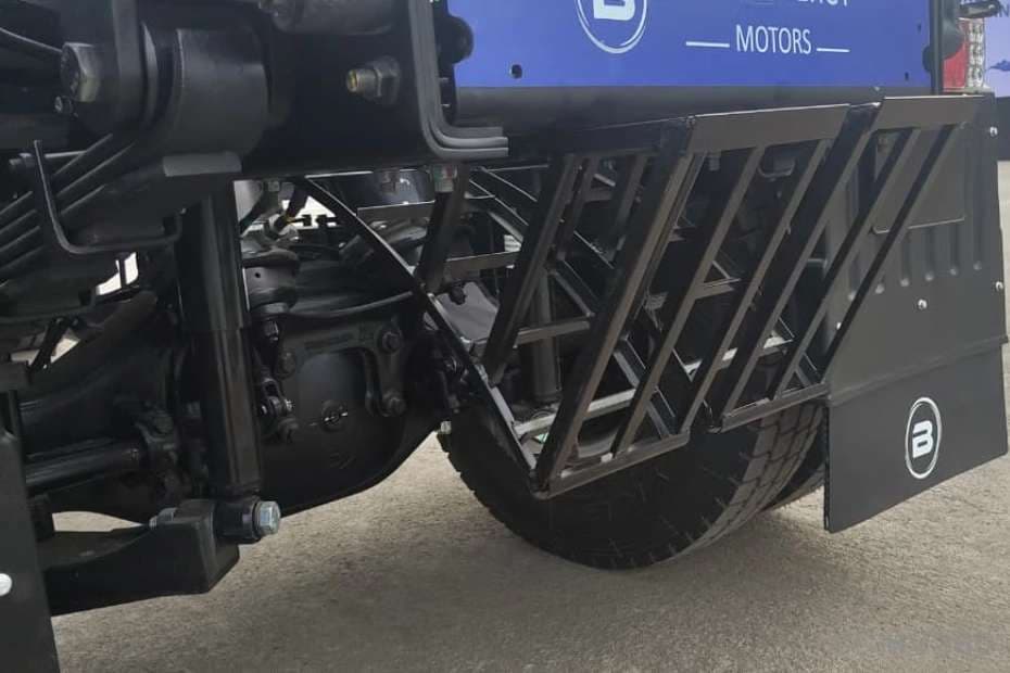 Blue Energy 5548e EV electric truck rear axle and mudflap close-up Blue Energy 5548e EV electric truck rear axle and mudflap close-up