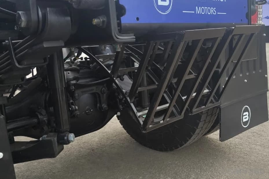 Blue Energy 5548e EV electric truck rear axle and mudflap close-up Blue Energy 5548e EV electric truck rear axle and mudflap close-up