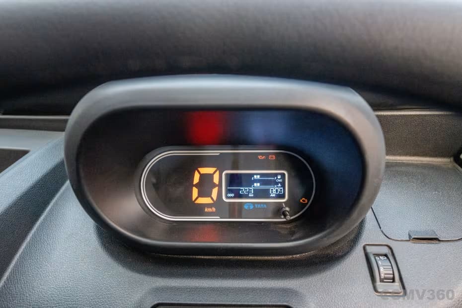 Digital instrument cluster with real-time data Digital instrument cluster with real-time data